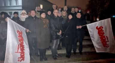 Uroczystości rocznicy wydarzeń 13 grudnia pod pomnikiem wolności w Piszu 