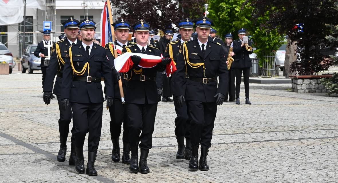 Strażacy, uroczystość, flaga