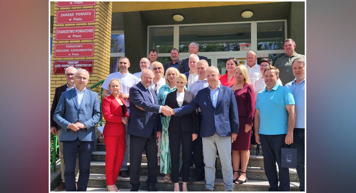Delegacja, zdjęcie grupowe, urząd