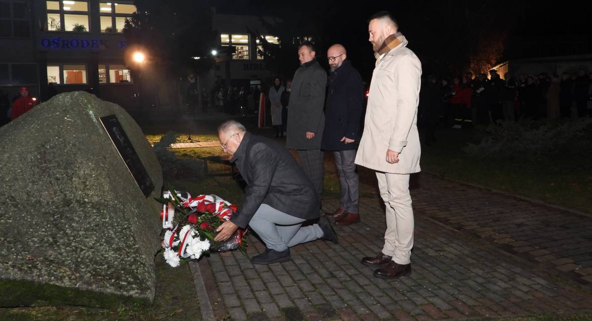 Uroczystość, pomnik, patriotyzm, składanie kwiatów