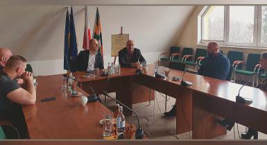 reprezentanci Klubu Sportowego Power factory podczas rozmowy ze starostą Andrzejem Nowickim i wicestarostą Markiem Wysockim