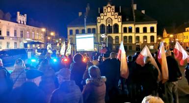 Pieśni patriotyczne, flagi polski, ludzie